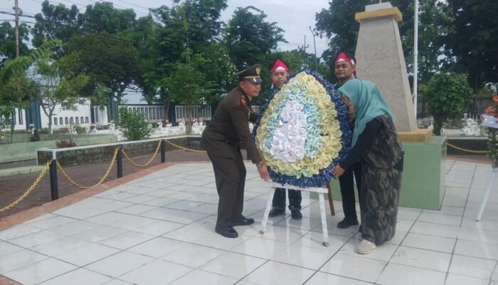 ‎Danramil Sambeng Ajak Siswa MI Unggulan Sabilillah Renungkan Di TMP Kusuma Negara