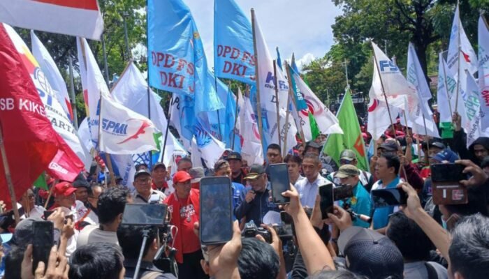 Buruh Geruduk Balai Kota, Tuntut UMP Jakarta 2026 Naik