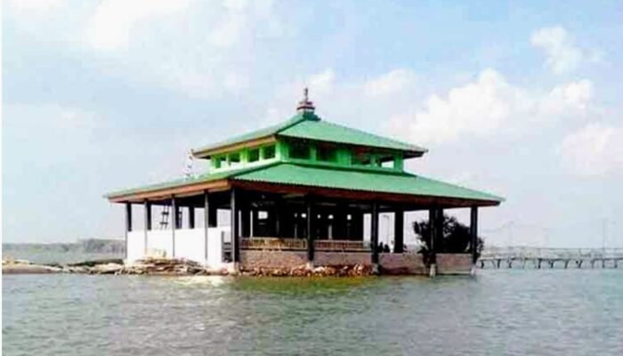 ‎Makam Mbah Mudzakir,Pesona Religi Di Tengah Laut Demak