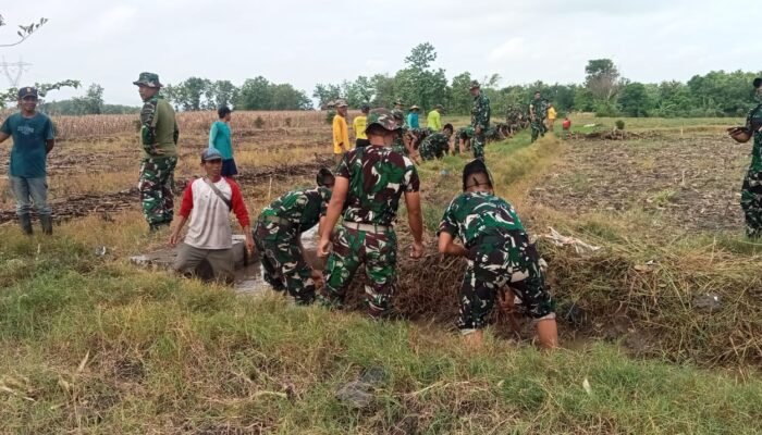 ‎Gotong Royong TNI Membersihkan Irigasi Jaminan Air Untuk Petani Ngimbang