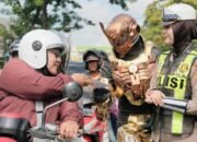 ‎Polisi Berkostum Superhero Meriahkan Operasi Zebra Malang ‎