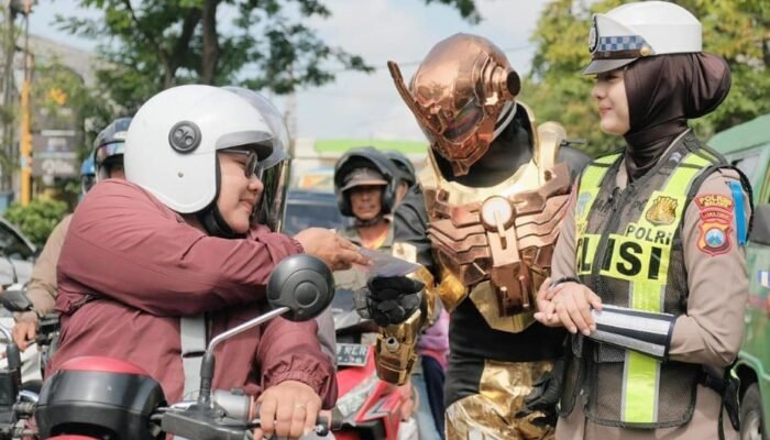 ‎Polisi Berkostum Superhero Meriahkan Operasi Zebra Malang ‎