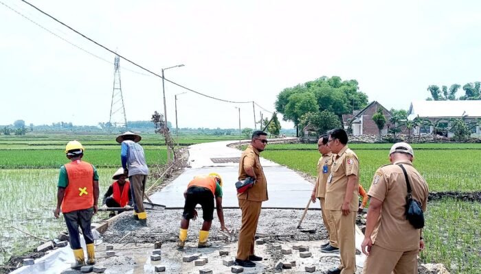 Rawan Banjir dan Rusak, Kini Jalan Poros Tegalkodo Bojonegoro Dibangun Cor
