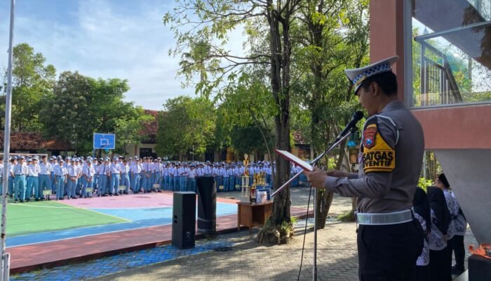Kasat Lantas Jadi Irup Di SMKN 2 Lamongan, Ajak Pelajar Jadi Pelopor Keselamatan