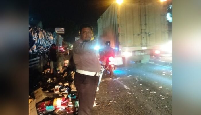 Truk Oleng Tabrak Tronton Parkir Di Babat, Satu Kernet Luka Serius