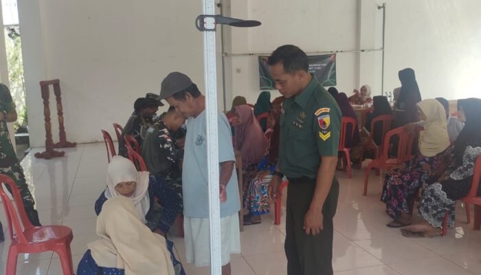 TNI Dan Tiga Pilar Gelar Baksos Kesehatan Di Desa Kakat Penjalin