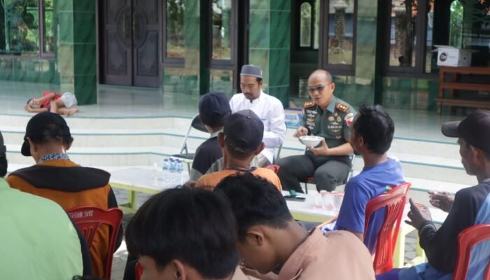 ‎Gelar Jumat Berkah, Dandim Ajak Santri Dan Masyarakat Santap Soto Bersama