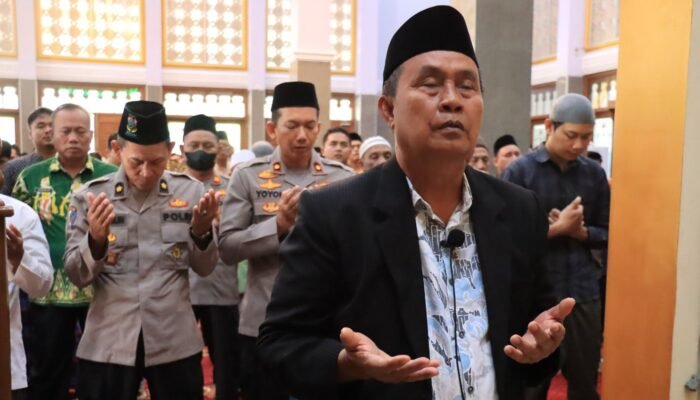 Polres Bojonegoro Gelar Sholat Gaib untuk Korban Banjir dan Longsor di Aceh, Sumut, dan Sumbar