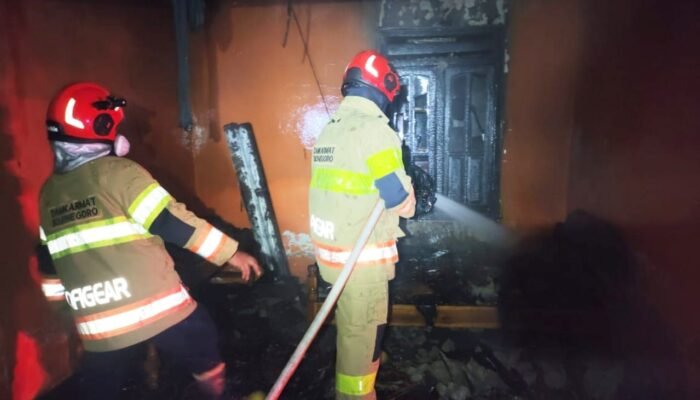Rumah Warga Kepohbaru Terbakar, Damkarmat Bojonegoro Bergerak Cepat