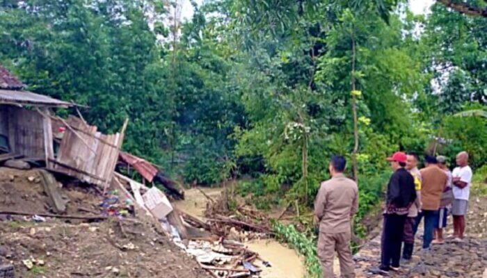 Hujan Deras Picu Longsor di Clebung Bojonegoro, Camat Bubulan Turun Tangan