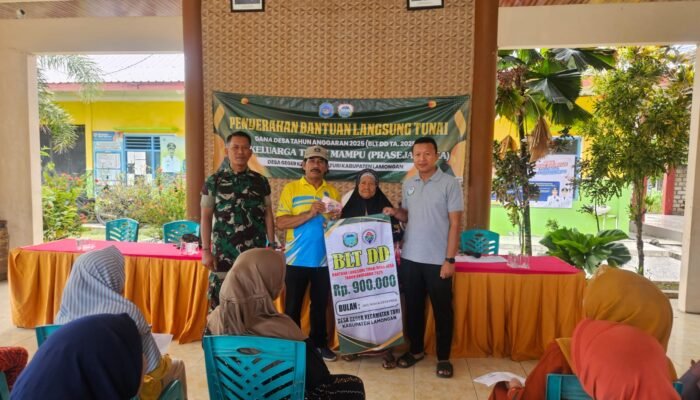 Babinsa Dampingi Penyaluran BLT Desa Geger