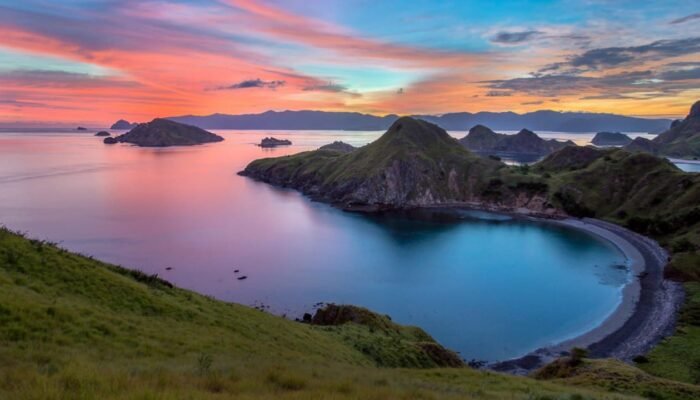 Healing Maksimal, 7 Wisata Alam Pulau Padar yang Bikin Damai Jiwa