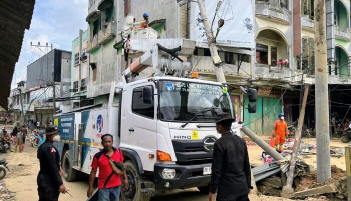 Banjir Parah, Brimob dan PLN Berpacu Selamatkan Listrik Warga