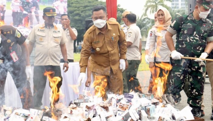 Tak Ada Ampun, Pemkab Gresik Musnahkan Rokok Ilegal