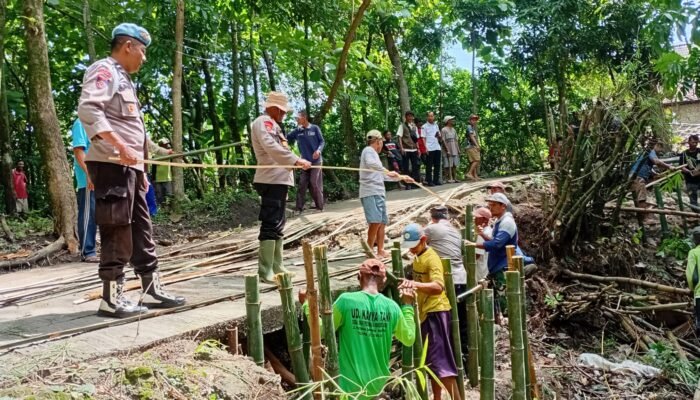 ‎Polsek Modo Sigap Amankan Jalan Longsor ‎