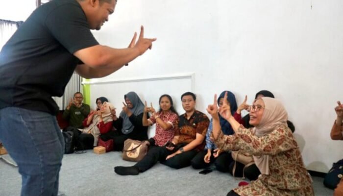 Kelas Bahasa Isyarat di Bojonegoro Diserbu Peserta dari Anak-Anak hingga Pegawai