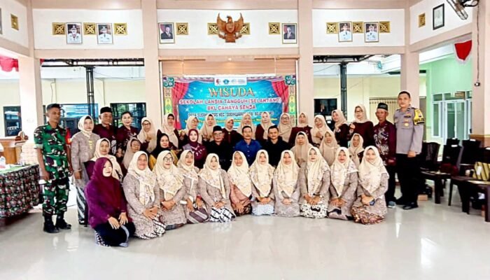 Desa Sugihwaras Bojonegoro Gelar Wisuda Sekolah Lansia Tangguh