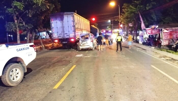 Detik-detik Kecelakaan Beruntun di Balen Bojonegoro, Truk Tabrak Mobil yang Berhenti