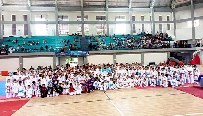 400 Atlet Bertarung, Dojo 08 Jadi Raja Karate Bojonegoro 2025