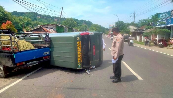 Mobil Tahanan Lapas Tuban Terguling di Jalan Pakah Soko