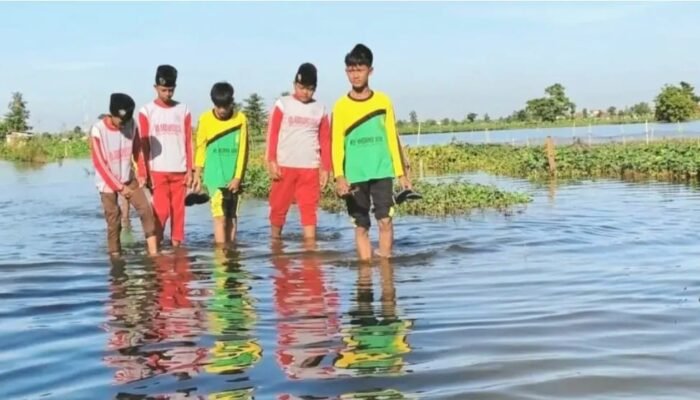 ‎Siswa MTS 7 Khozainul Ulum Kalitenggah, Menembus Banjir Demi Ilmu