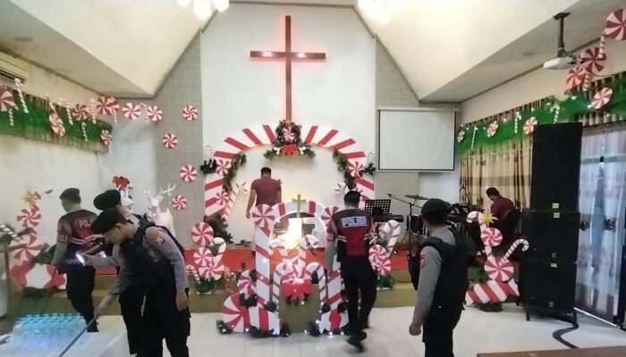 Jelang Ibadah, Polres Bojonegoro Lakukan Sterilisasi Gereja