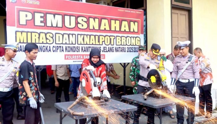 Banyuwangi Banjir Miras, Polisi Musnahkan 5 Ton Arak dan Potong Puluhan Knalpot Brong