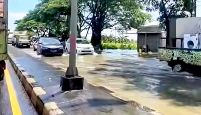 Hujan Deras Picu Banjir, Lalu Lintas Lamongan–Babat Tersendat