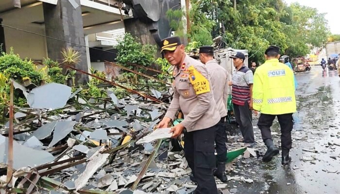 Hujan dan Angin Kencang Lumpuhkan Sejumlah Titik di Lamongan