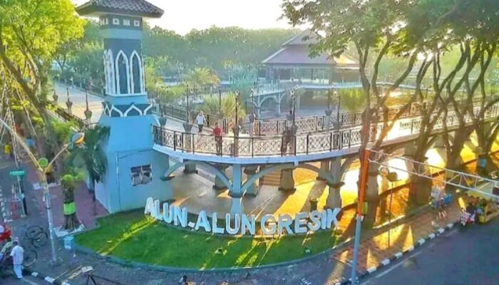 Wisata Murah Meriah, Alun-Alun Gresik Tawarkan Surga Kuliner Nasi Krawu dan Vibes Religi