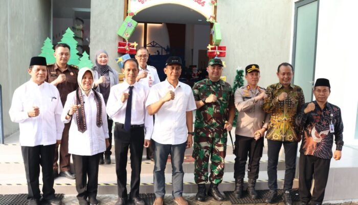 Bupati Bojonegoro Sampaikan Pesan Damai Saat Kunjungi Gereja Jelang Natal