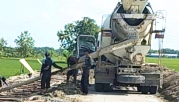 Proyek Siluman di Sambongrejo Bojonegoro Disorot Warga, Jalan Poros Desa Dipenuhi Tanah