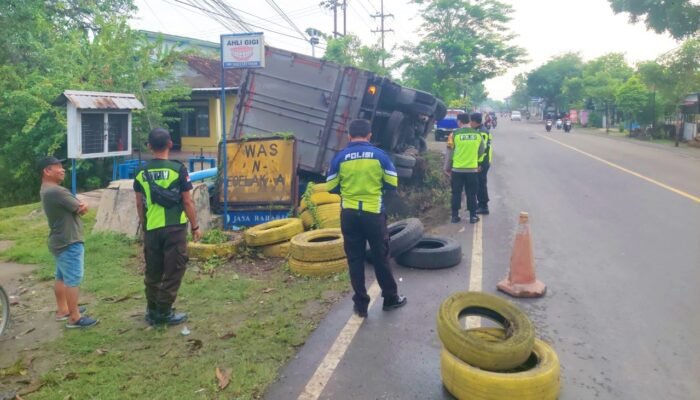 Lagi-Lagi Kecelakaan di Balen Bojonegoro, Truk Box Masuk Irigasi