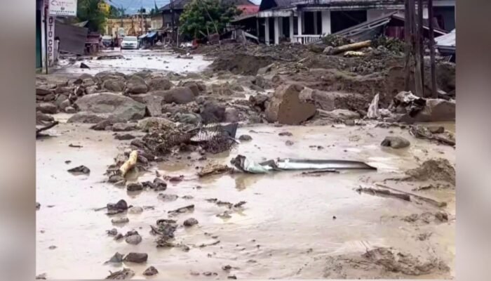 Air Deras Masuk Rumah Warga, Banjir Kembali Melanda Kota Padang