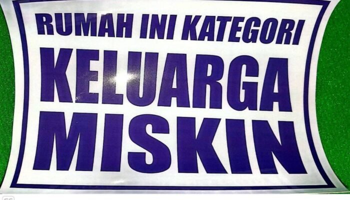 Pemkab Bojonegoro Tandai Rumah Penerima Bansos Dengan Stiker Miskin
