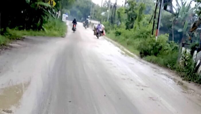 Dump Truck Proyek Irigasi Waduk Pacal Sebabkan Jalan Sugihwaras Balen Licin