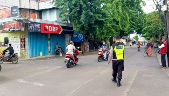 Polisi Bantu Warga Menyeberang, Sapa Pagi Kedungadem Bojonegoro Tuai Apresiasi