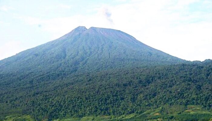 Gunung Slamet: Puncak Tertinggi Jawa Tengah dengan Curah Hujan Ekstrem