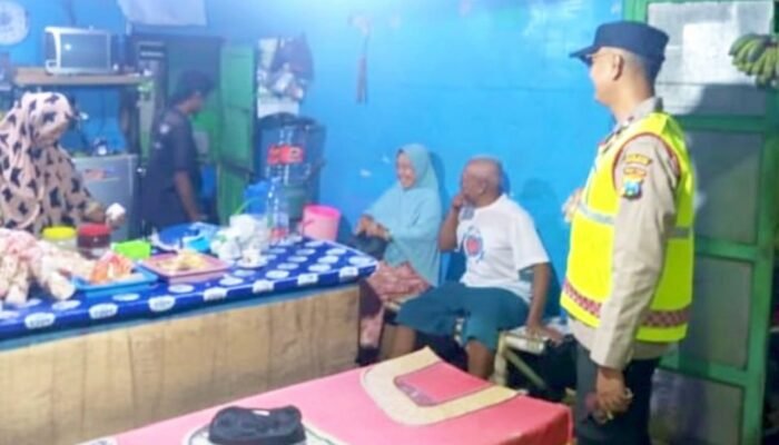 Jaga Kondusifitas Wilayah, Polisi Kanor Bojonegoro Patroli Malam Hingga Permukiman Warga
