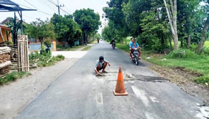 Aksi Peduli Keselamatan, Karang Taruna Tenggerlor Kediri Tambal Jalan Rusak
