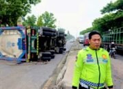 Diduga Sopir Mengantuk, Truk Tangki Tabrak Tronton di Depan Polsek Turi Lamongan
