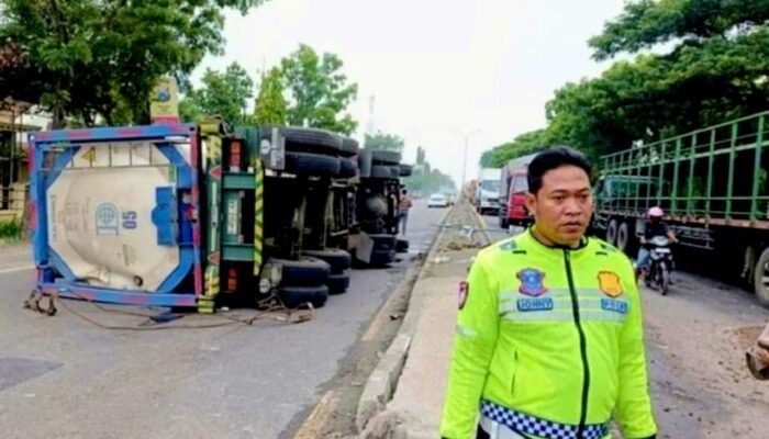 Diduga Sopir Mengantuk, Truk Tangki Tabrak Tronton di Depan Polsek Turi Lamongan
