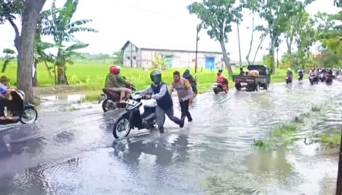 Air Irigasi Meluber Hingga 1 Km, Polisi Sukodadi Lamongan Bantu Pengendara Mogok