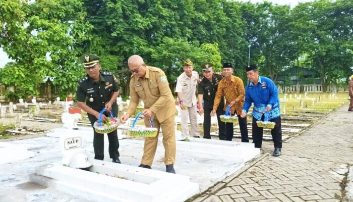 HUT LVRI dan PPM, Kasdim Lamongan Pimpin Penghormatan di TMP