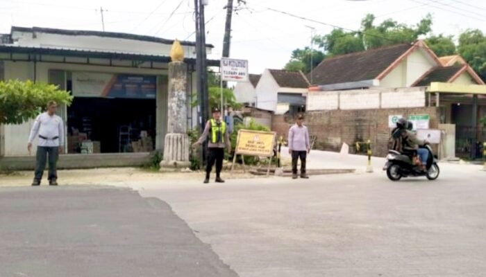 Jam Sibuk Pagi, Polsek Kepohbaru Turun Atur Lalu Lintas