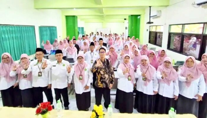 50 Guru MTsN 3 Surabaya Dilatih Jadi Jurnalis Sekolah
