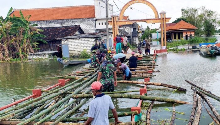 TNI Polri dan Warga Bangun Jembatan Darurat di Karangbinangun Lamongan