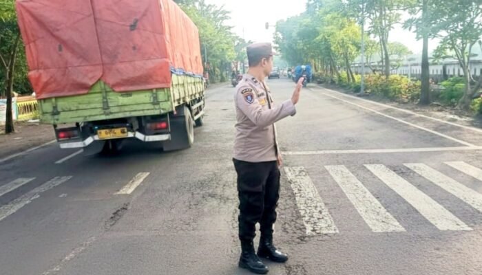 Jam Sibuk Pagi, Polisi Balen Bojonegoro Atur Lalu Lintas di Depan Sekolah