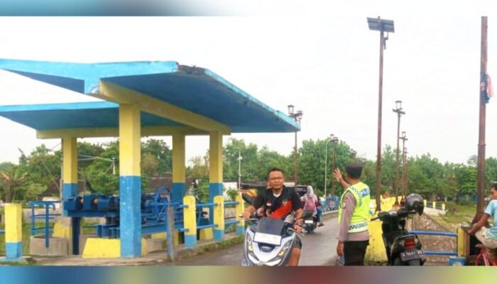 Pagi Hari Polisi Turun Jalan, Arus Lalin Sukosewu Bojonegoro Aman