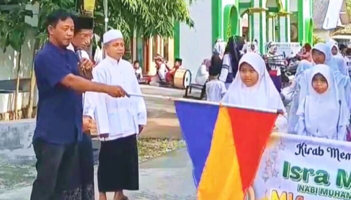 Pawai Ta’aruf Isra Mi’raj di Sidorejo Bojonegoro, Drumband dan Gunungan Jadi Sorotan